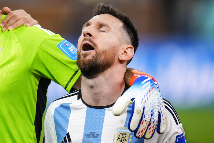 El delantero argentino Lionel Messi canta el himno previo a la final de la Copa Mundial entre Argentina y Francia en el estadio Lusail el domingo 18 de diciembre de 2022, en el Lusail, Qatar. 