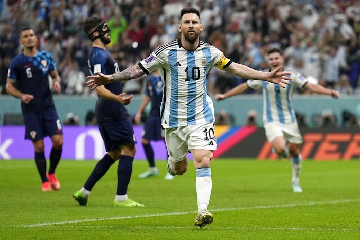 El delantero argentino Lionel Messi celebra tras anotar de penal ante Croacia en la semifinal de la Copa Mundial, el martes 13 de diciembre de 2022, en Lusail, Qatar.