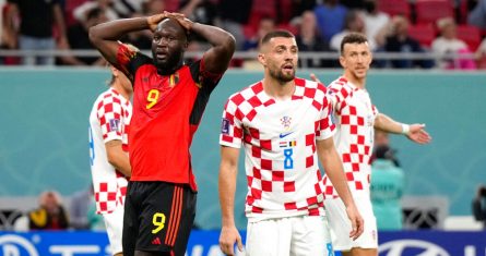 El delantero belga Romelu Lukaku tras malograr una ocasión en el partido contra Croacia por el Grupo F del Mundial, en Rayán, Qatar, el 1 de diciembre de 2022.