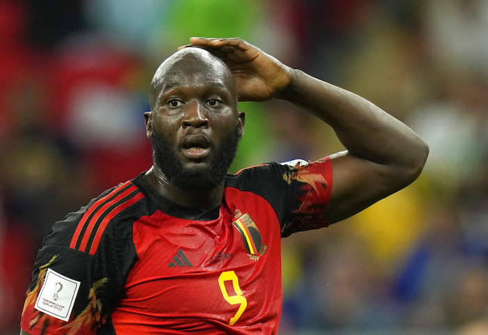 El delantero belga Romelu Lukaku tras malograr una ocasión en el partido contra Croacia por el Grupo F del Mundial, en Rayán, Qatar, el 1 de diciembre de 2022.