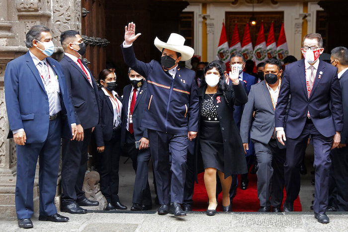 El entonces Presidente electo Pedro Castillo y su esposa, Lilia Paredes, saludan a la salida del Ministerio de Exteriores para acudir al Congreso a su ceremonia de jura del cargo en Lima, Perú, el miércoles 28 de julio de 2021.