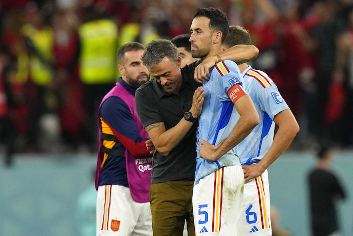 El entrenador de España, Luis Enrique, abraza a Sergio Busquets luego de la eliminación por penales ante Marruecos, el martes 6 de diciembre de 2022, en Rayán, Qatar.