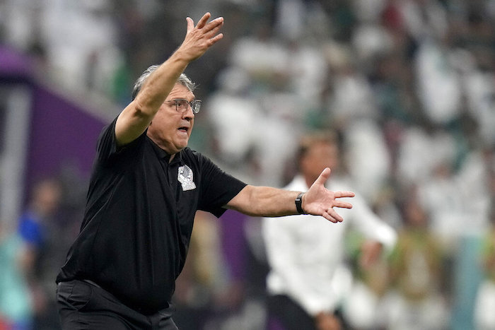 El entrenador de México, Gerardo Martino, gesticula durante el partido contra Arabia Saudí por el Grupo C de la Copa Mundial en el Estadio Lusail en Lusail, Qatar, el miércoles 30 de noviembre de 2022.