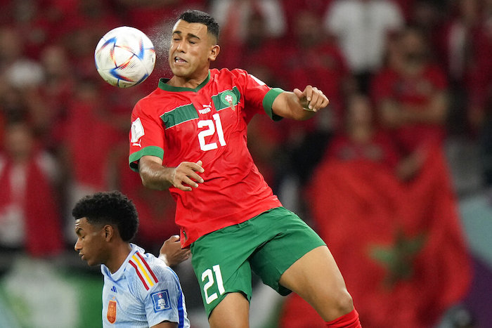 El español Alejandro Balde (abajo) y el marroquí Walid Cheddira pugnan por un balón durante el partido de octavos de final del Mundial, el martes 6 de diciembre de 2022, en Rayán, Qatar.