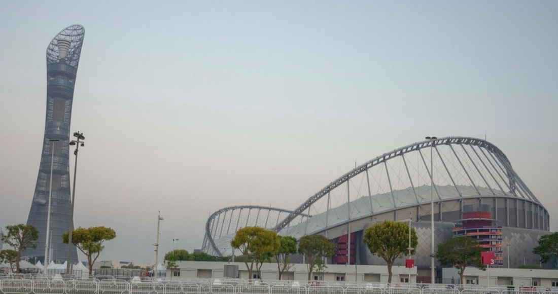 Un trabajador migrante duerme en una banca antes de su turno matutino frente al Estadio Internacional Jalifa en Doha, Qatar, el sábado 15 de octubre de 2022.