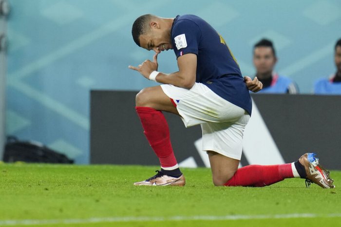 El francés Kylian Mbappé celebra tras anotar durante el partido de octavos de final entre Francia y Polonia, en el estadio Al Thumama, en Doha, Qatar, el 4 de diciembre de 2022.