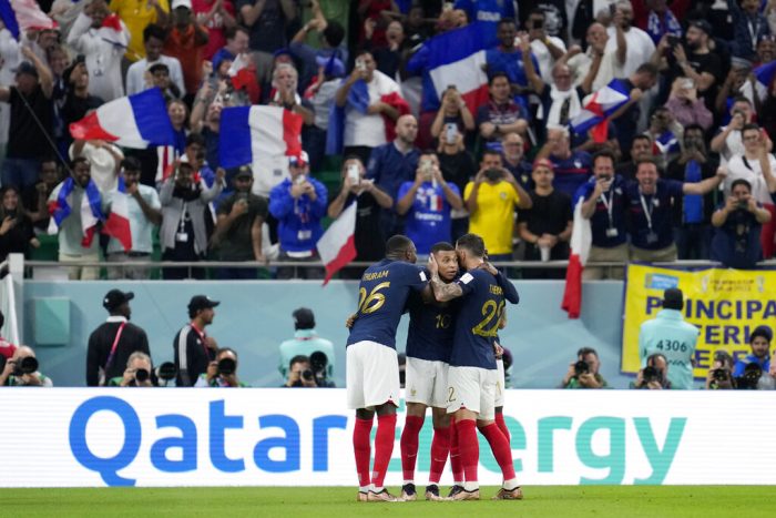 El francés Kylian Mbappé (centro) celebra con sus compañeros de equipo tras anotar el segundo gol de su equipo en el partido de octavos de final del Mundial contra Polonia, en el estadio Al Thumama, en Doha, Qatar, el 4 de diciembre de 2022.