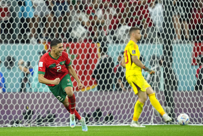 El marroquí Achraf Hakimi celebra tras convertir el penal decisivo ante España durante una tanda desde los 12 pasos en el partido por los octavos de final del Mundial, en Rayán, Qatar, el martes 6 de diciembre de 2022.