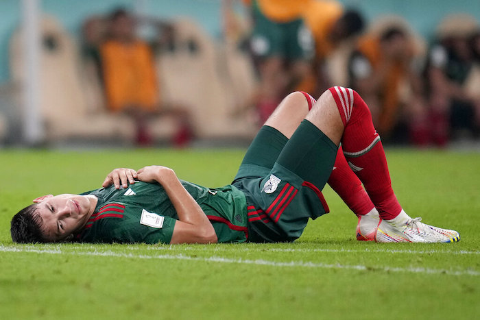 El mexicano César Montes reacciona al final del partido contra Arabia Saudí en el partido por el Grupo C del Mundial, el miércoles 30 de noviembre de 2022, en Lusail, Qatar.