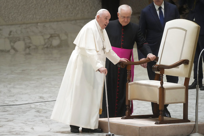 El Papa Francisco recibe a fieles en el aula Pablo VI del Vaticano, 3 de diciembre de 2022.