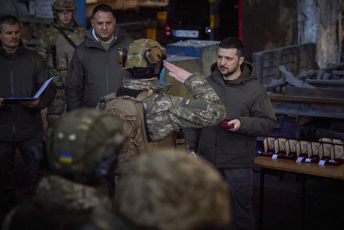 En esta imagen proporcionada por la oficina de prensa de la Presidencia ucraniana, el Presidente de Ucrania, Volodímir Zelenski, a la derecha, entrega una medalla a un militar en la disputada ciudad de Bakhmut, escenario de duras batalla con tropas invasoras rusas, en Ucrania, el martes 20 de diciembre de 2022.