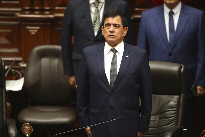 El presidente del Congreso, José Williams, canta el himno nacional junto a otros legisladores dentro del Congreso después de que el Presidente peruano Pedro Castillo disolviera el hemiciclo el día en que tenían previsto votar por la destitución del Presidente en Lima, Perú, el miércoles 7 de diciembre.