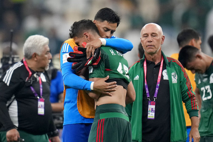 El zaguero mexicano Hector Moreno y el arquero Alfredo Talavera se abrazan al final del partido contra Arabia Saudí en el Grupo C del Mundial, el miércoles 30 de noviembre de 2022. México ganó, pero quedó eliminado del torneo.