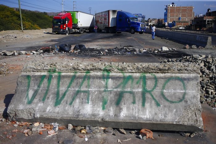 Escombros asentados en la autopista Panamericana Norte, bloqueada al paso por una barricada colocada por simpatizantes del Presidente destituido Pedro Castillo, en Chao, Perú, el jueves 15 de diciembre de 2022.