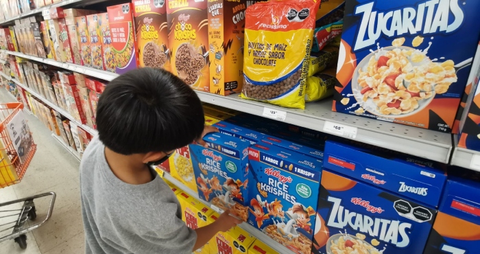 Aún se observan dibujos infantiles en las cajas de cereales que se venden en supermercados, esto a pesar de que están prohibidos por la nueva norma de etiquetado.