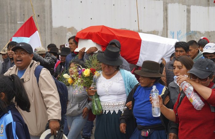 Familiares de un joven que murió durante las protestas en contra de la nueva Presidenta de Perú, Dina Boluarte, cargan su ataúd hacia el cementerio en Andahuaylas, Perú, el lunes 12 de diciembre de 2022.