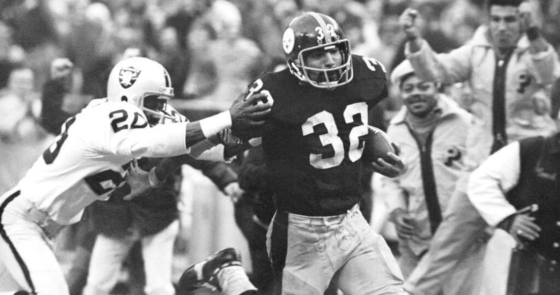 Franco Harris (32) de los Steelers de Pittsburgh elude a Jimmy Warren de los Raiders de Oakñand al anotar un touchdown de 42 yardas tras atrapar un pase desviado, el 23 de diciembre de 1972.