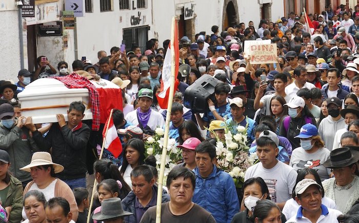 Gente en el cortejo fúnebre de Clemer Rojas, de 23 años, asesinado durante las protestas contra la nueva Presidente de Perú, Dina Boluarte, en Ayacucho, Perú, el sábado 17 de diciembre de 2022.