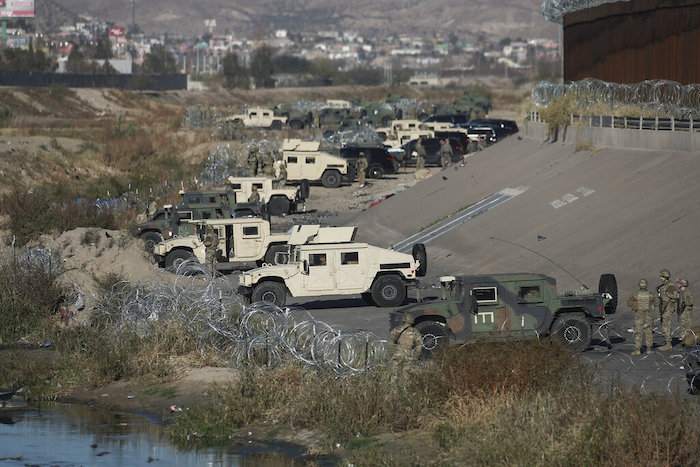 Guardias militares estadounidenses en la frontera de El Paso con México, vistos desde Ciudad Juárez, México, el martes 20 de diciembre de 2022.