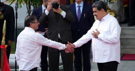 El Presidente de Colombia, Gustavo Petro, a la izquierda, le da la mano al Presidente de Venezuela, Nicolás Maduro, en las escaleras del Palacio Presidencial de Miraflores, en Caracas, Venezuela, el martes 1 de noviembre de 2022.