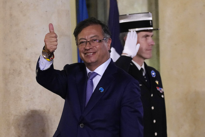 El Presidente de Colombia Gustavo Petro llega a una cena para cerrar el evento del Foro por la Paz, el viernes 11 de noviembre de 2022, en París.