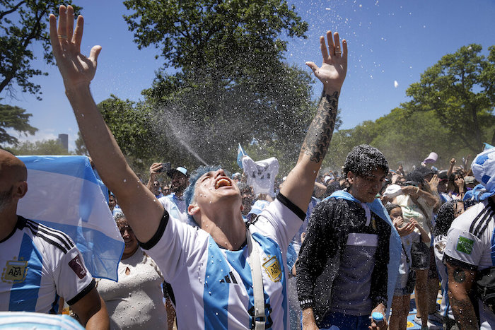 Hinchas argentinos en Buenos Aires celebran el primer tanto de la Selección de su país en la final mundialista ante Francia, el domingo 18 de diciembre de 2022.