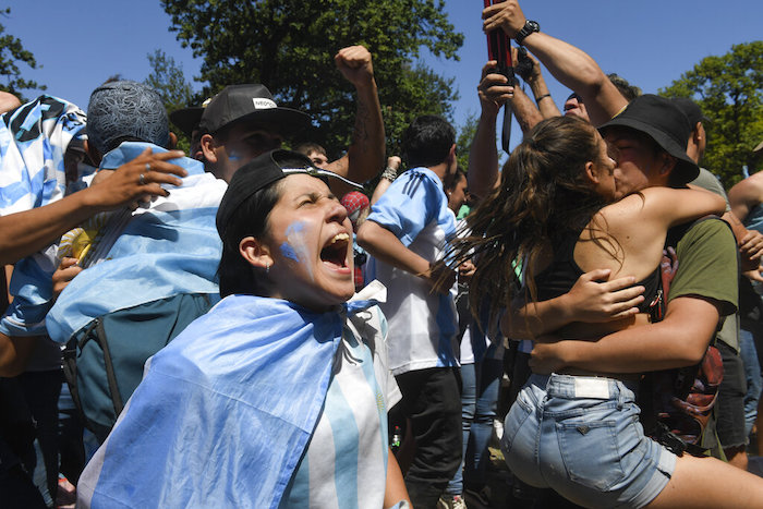 Hinchas argentinos festejan en Buenos Aires tras la coronación en la final de la Copa del Mundo, el domingo 18 de diciembre de 2022.