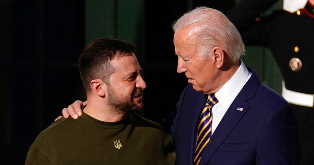 El Presidente Joe Biden da la bienvenida al mandatario ucraniano Volodímir Zelenski en la Casa Blanca en Washington, el 21 de diciembre de 2022.