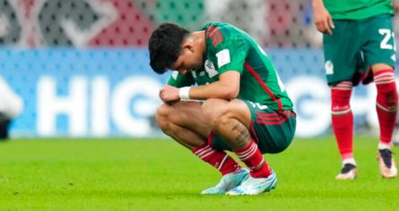 Kevin Álvarez de México reacciona después del partido contra Arabia Saudí por el Grupo C de la Copa Mundial en el Estadio Lusail en Lusail, Qatar, el miércoles 30 de noviembre de 2022. México se impuso 2-1 pero se despidió de Qatar.