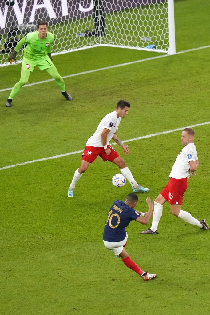 Kylian Mbappé (abajo) anota durante el partido de octavos de final del Mundial entre Francia y Polonia, en el estadio Al Thumama, en Doha, Qatar, el 4 de diciembre de 2022. 