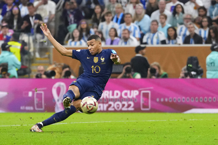 Kylian Mbappé, de Francia, anota ante Argentina en la final de la Copa del Mundo, el domingo 18 de diciembre de 2022, en Lusail, Qatar.