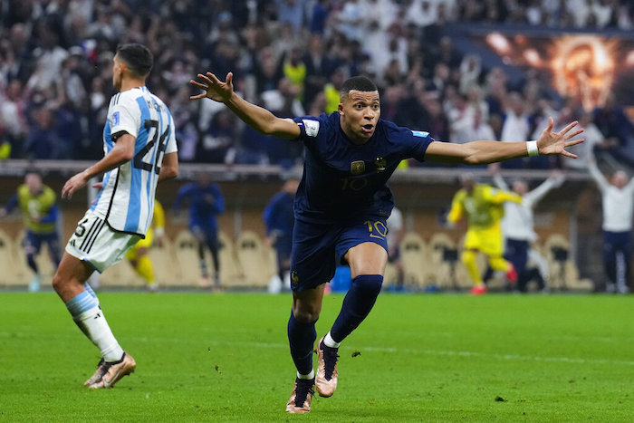 Kylian Mbappé, de Francia, festeja tras empatar la final mundialista ante Argentina, el domingo 18 de diciembre de 2022, en Lusail, Qatar. 