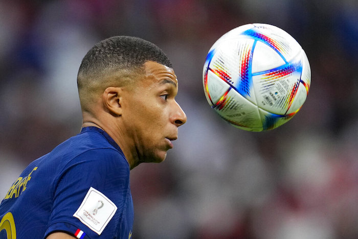 Kylian Mbappé frente al balón durante el partido entre Francia e Inglaterra en los cuartos de final del Mundial en Jor, Qatar, el domingo 11 de diciembre de 2022.