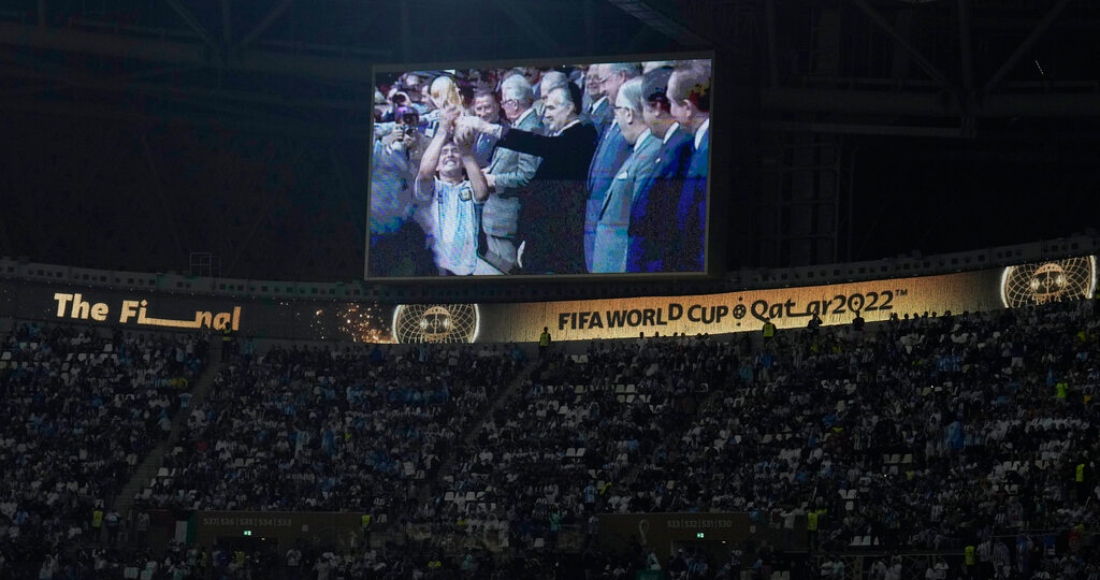 La pantalla gigante del estadio Lusail en Qatar muestra antes de la final mundialista del domingo 18 de diciembre de 2022, el momento en que el Presidente mexicano Miguel de la Madrid entrega la Copa del Mundo a Diego Maradona en la edición de 1986.