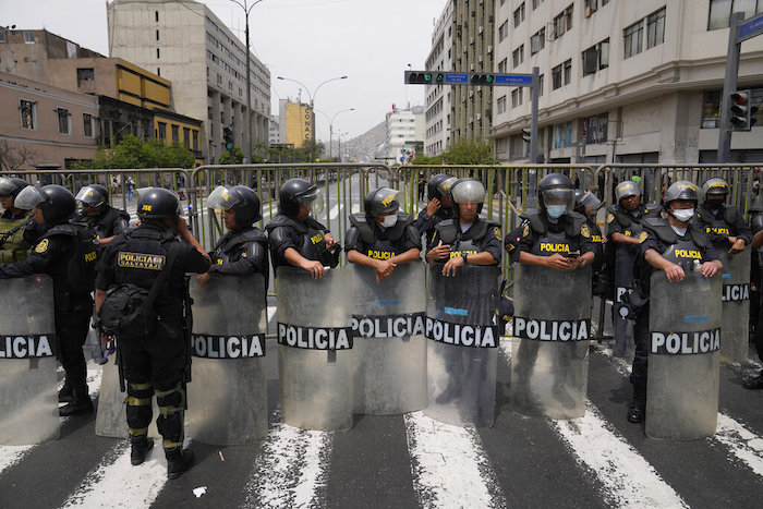 La policía bloquea el acceso en las calles que dan al Congreso después de que el Presidente peruano Pedro Castillo disolviera el hemiciclo el día en que tenían previsto votar por la destitución del Presidente en Lima, Perú, el miércoles 7 de diciembre.