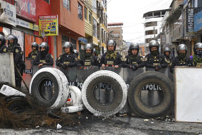 La policía hace guardia detrás de una barricada, un día después de las protestas en contra de la nueva Presidenta de Perú, Dina Boluarte, en Andahuaylas, Perú, el lunes 12 de diciembre de 2022.