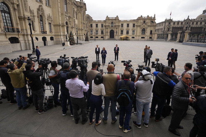 La prensa cubre las declaraciones de la nueva Presidenta de Perú, Dina Boluarte, en el Palacio de Gobierno en Lima, Perú, el jueves 8 de diciembre de 2022.