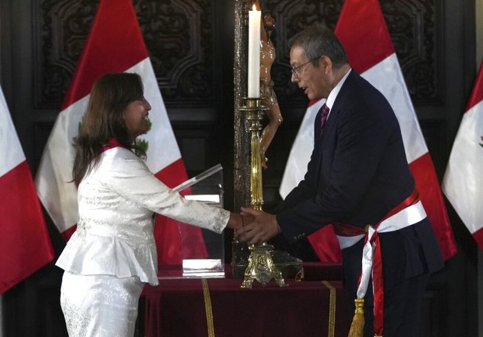 La Presidenta de Perú Dina Boluarte estrecha la mano de su Jefe de Gabinete Pedro Angulo durante una ceremonia de juramentación para sus ministros en el Palacio de Gobierno de Lima, Perú, el sábado 10 de diciembre de 2022.