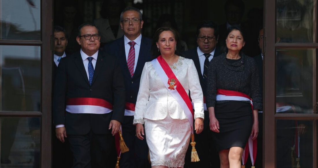 La Presidenta de Perú, Dina Boluarte, y sus recién nombrados ministros posan para una foto grupal después de la ceremonia de juramentación en el Palacio de Gobierno en Lima, Perú, el sábado 10 de diciembre de 2022.