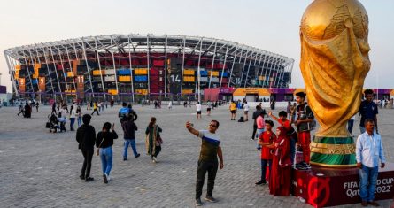 La réplica de la Copa Mundial frente al estadio 974, el viernes 16 de diciembre de 2022, en Doha, Qatar.