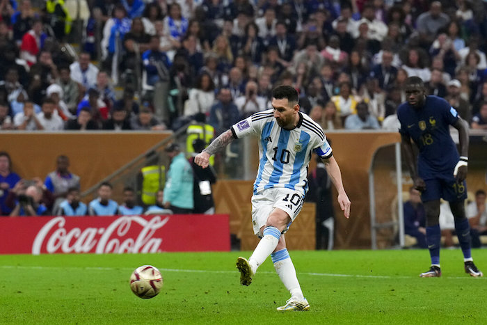 Lionel Messi anota de penal el primer gol de Argentina en la final de la Copa Mundial ante Francia en el estadio Lusail, el domingo 18 de diciembre de 2022, en Lusail, Qatar.