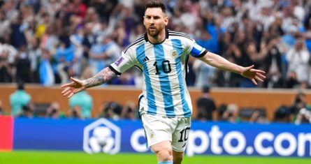 Lionel Messi celebra tras anotar de penal el primer gol de Argentina en la final de la Copa Mundial ante Francia en el estadio Lusail, el domingo 18 de diciembre de 2022, en Lusail, Qatar.