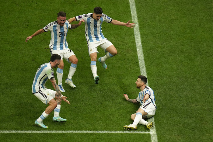 Lionel Messi (derecha) celebra tras anotar de penal el primer gol de Argentina en la final de la Copa Mundial ante Francia en el estadio Lusail, el domingo 18 de diciembre de 2022, en Lusail, Qatar.