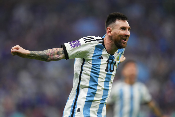 Lionel Messi, de Argentina, festeja un gol en la final de la Copa del Mundo ante Francia, el domingo 18 de diciembre de 2022, en Lusail, Qatar.