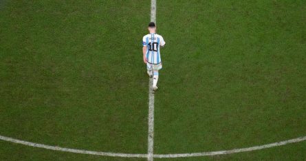 Lionel Messi, de Argentina, se lamenta tras el gol del empate de Francia en la final mundialista del domingo 18 de diciembre de 2022, en Lusail, Qatar.