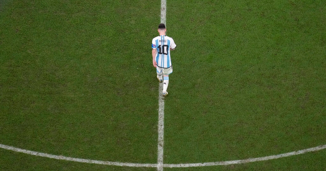 Lionel Messi, de Argentina, se lamenta tras el gol del empate de Francia en la final mundialista del domingo 18 de diciembre de 2022, en Lusail, Qatar.