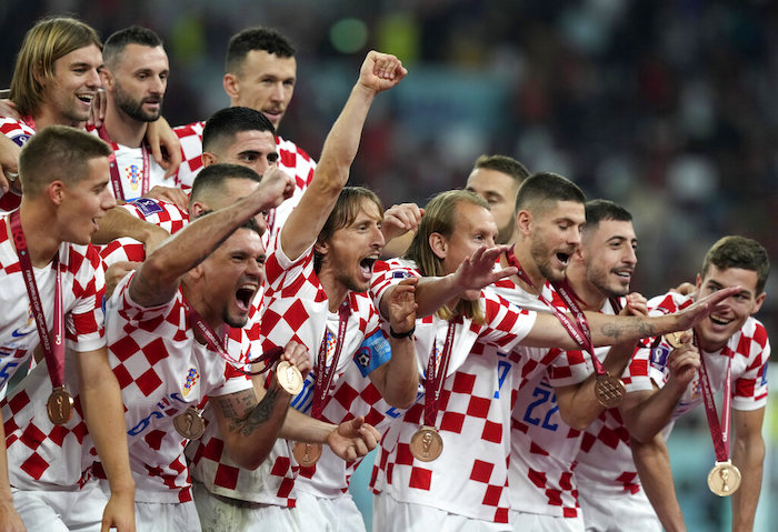 Los jugadores de Croacia tras derrotar 2-1 a Marruecos en el partido por el tercer lugar, el sábado 17 de diciembre de 2022, en Doha, Qatar.