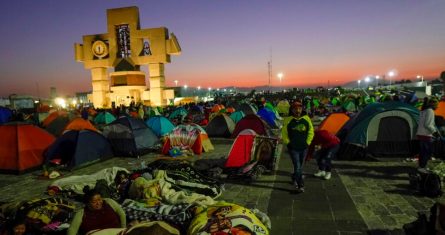 Los peregrinos acampan afuera de la Basílica de Guadalupe en la Ciudad de México, el lunes 12 de diciembre de 2022 temprano.