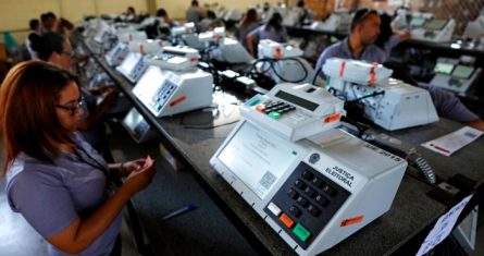 Trabajadores electorales alistan máquinas de votación electrónica en Brasilia, el 19 de octubre de 2022. Las máquinas serían usadas en la segunda vuelta de las elecciones generales de Brasil.