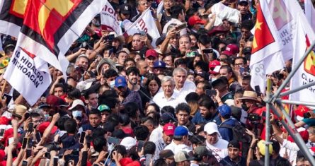 Andrés Manuel López Obrador dirige su mensaje del 4to año de Gobierno a miles de simpatizantes en el Zócalo.